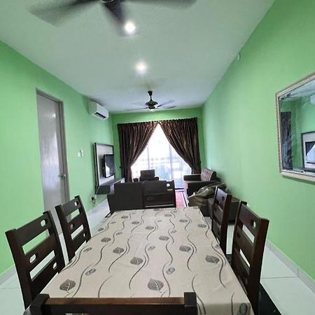 Faiz Homestay Κουτσίνγκ Εξωτερικό φωτογραφία