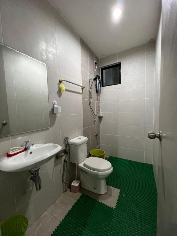 Faiz Homestay Κουτσίνγκ Εξωτερικό φωτογραφία